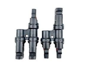 Se utilizará un conector de 2 a 1 T IP65 1000V DCPV004-T2 según la norma IEC 62852:2014/CE